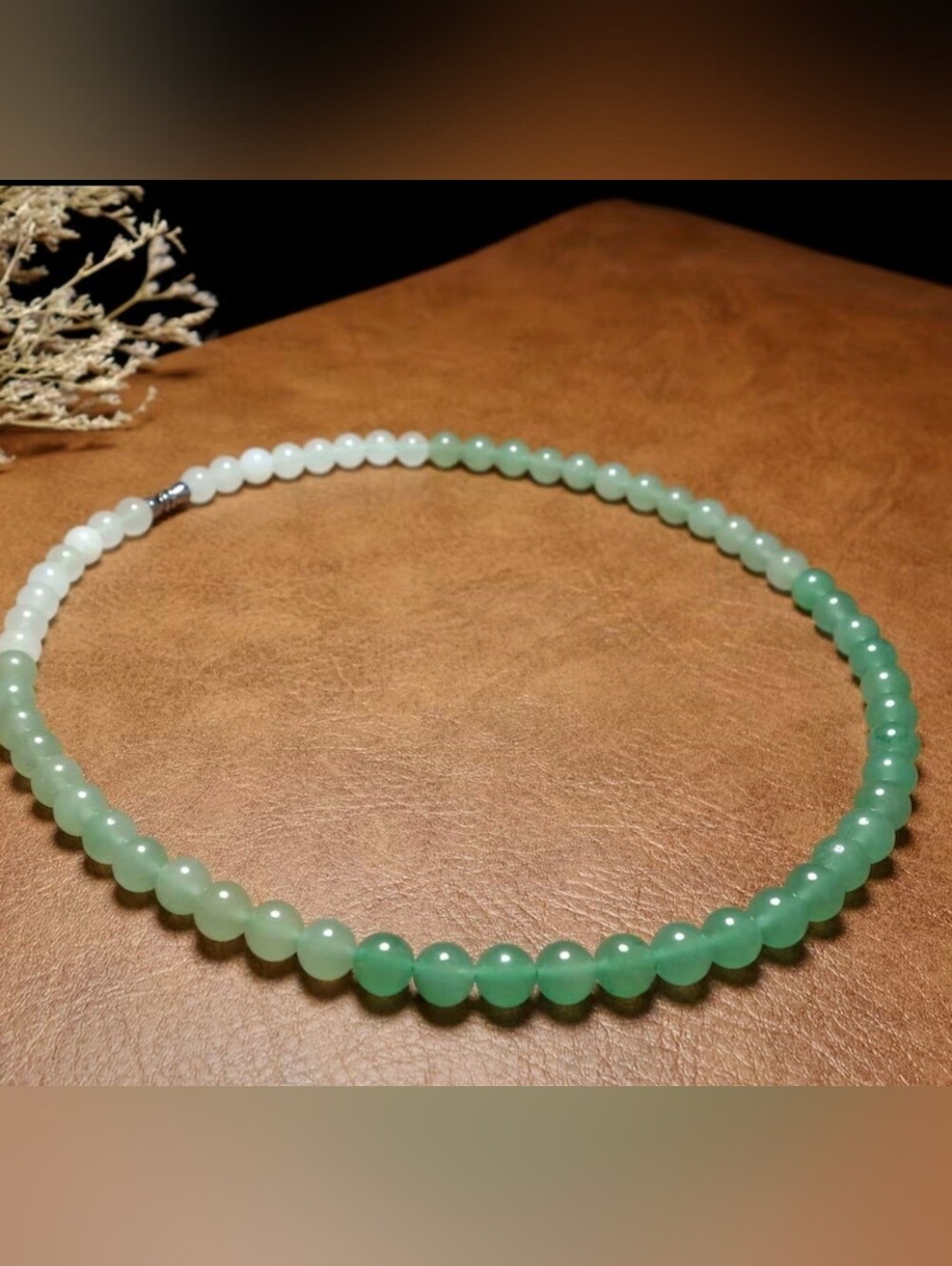 💚🤍NEW💚🤍 GORGEOUS!! Ombre White Jade & Green Jade Necklace